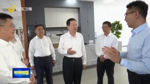 山东省委副书记、省长周乃翔（中）听取易运盈董事长苏杭（右1）汇报