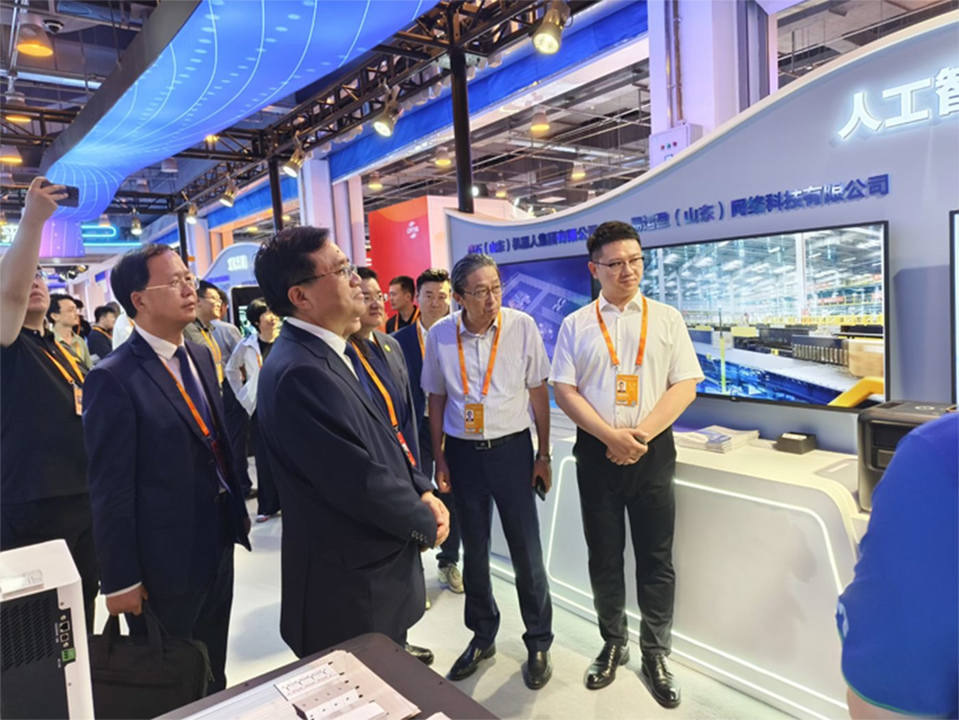 山东省副省长参观易运盈展位