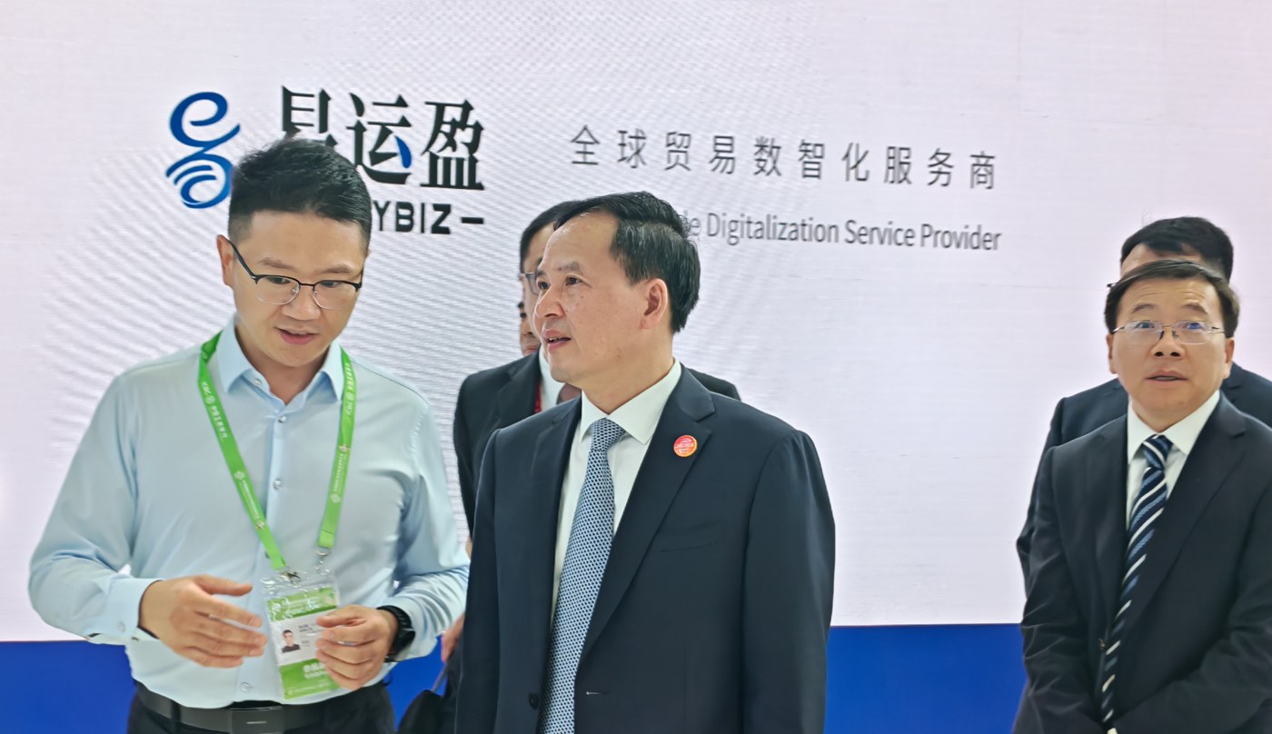 山东省副省长温暖参观易运盈展位